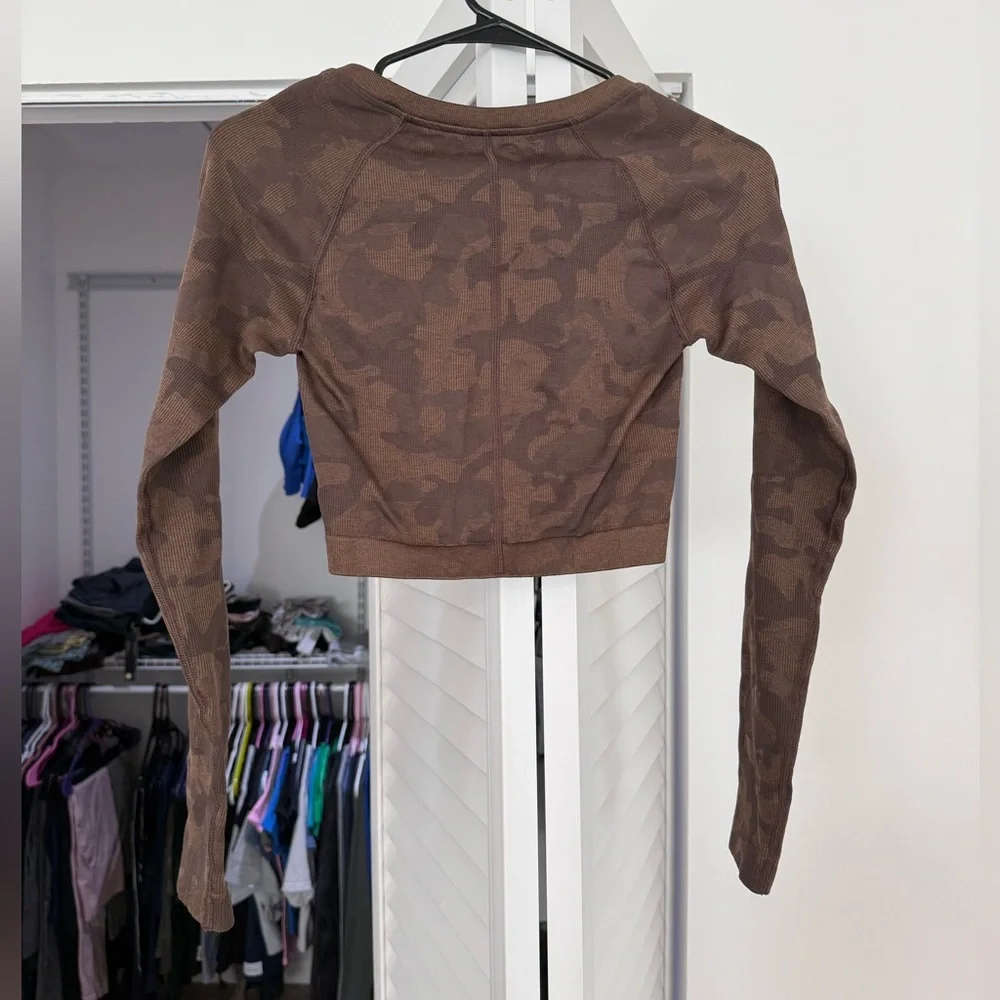 Gymshark Adapt Camo Long Sleeve Crop Top - Picture 5 of 9